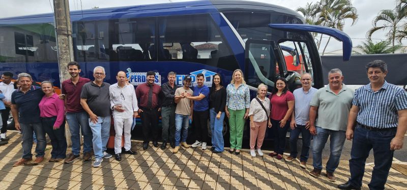 Prefeitura entrega para Associação dos Estudantes - AEUP, 3 Ônibus e 1 Van.